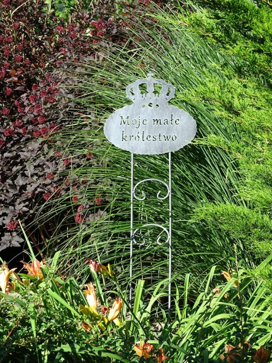 Metalowa podpora do roślin Moje małe królestwo w kolorze antracytowym - niesamowita biżuteria ogrodowa