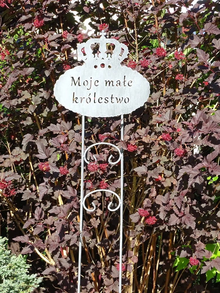Metalowa podpora do roślin Moje małe królestwo w kolorze antracytowym - niesamowita biżuteria ogrodowa