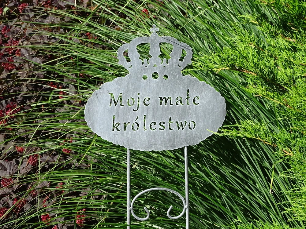 Metalowa podpora do roślin Moje małe królestwo w kolorze antracytowym - niesamowita biżuteria ogrodowa