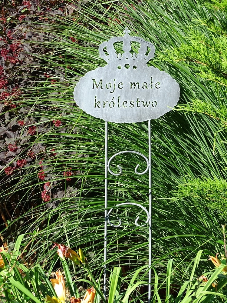 Metalowa podpora do roślin Moje małe królestwo w kolorze antracytowym - niesamowita biżuteria ogrodowa