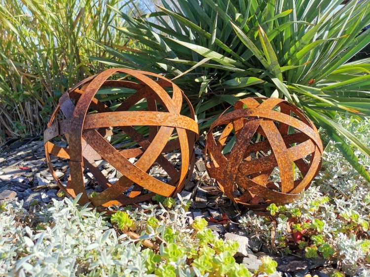 Kula z metalu do domu ogrodu, aranżacja wnętrz, dekoracja