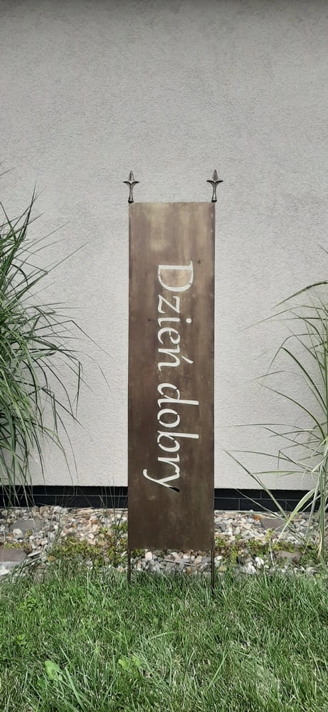 Szyld ogrodowy z napisem "Dzień dobry" w kolorze złotej rdzy - świetne dopełnienie Twojego ogrodu