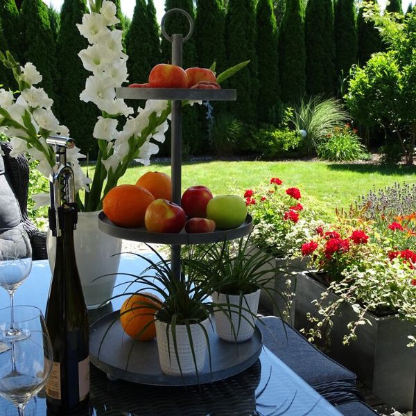 Etażerka do ogrodu w aranżacji
