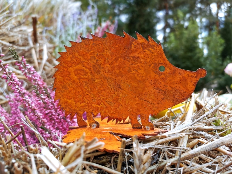 Metalowa dekoracja ogrodowa w kształcie jeża - rdzawa figurka do ogrodu