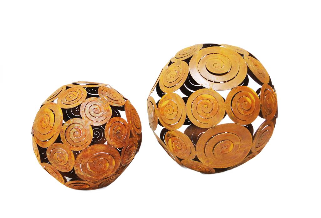 Metalowe kule dekoracyjne do ogrodu z efektem rdzy, ozdobione spiralnymi wzorami