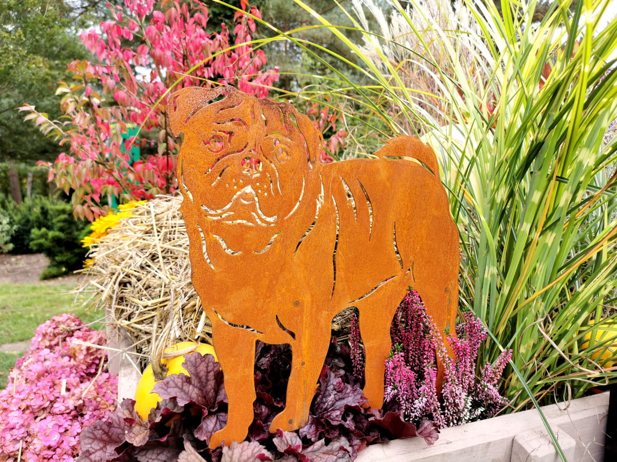Metalowa dekoracja ogrodowa w kształcie psa pokryta naturalną rdzą - niezwykła biżuteria ogrodowa