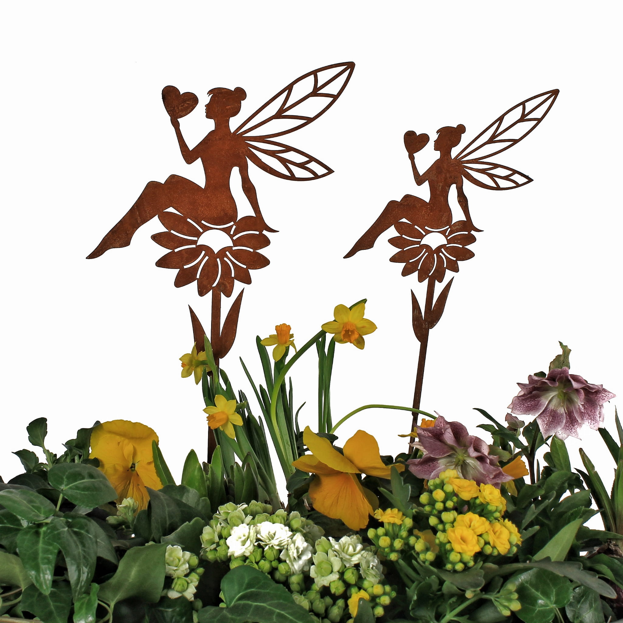 Rdzawe dekoracje ogrodowe w kształcie wróżek, osadzone na prętach