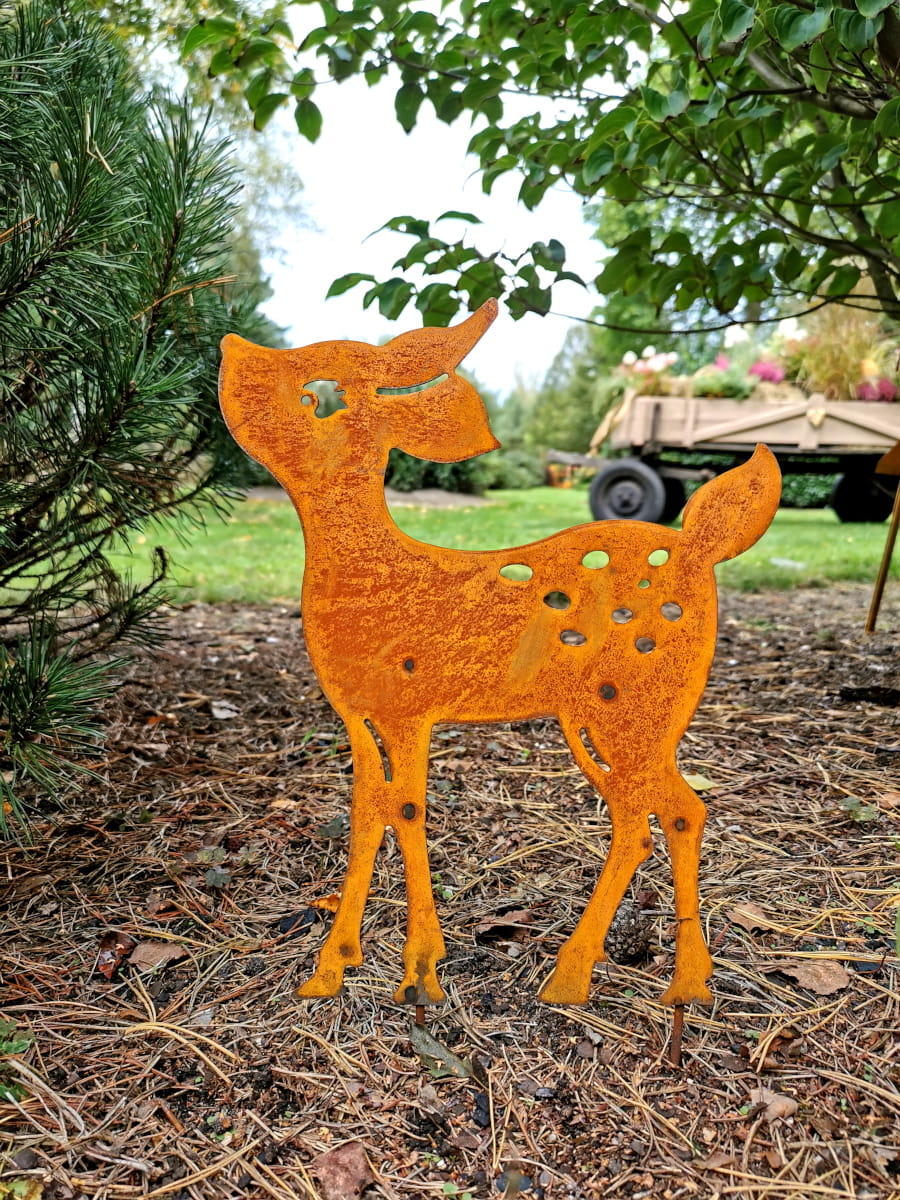 Metalowa dekoracja ogrodowa w kształcie sarny - naturalna rdza