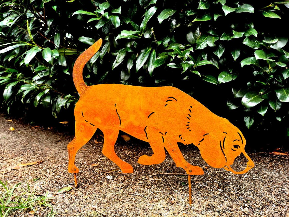 Metalowa dekoracja w kształcie psa - rdzawa ozdoba ogrodowa