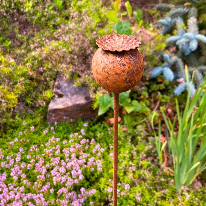 Metalowa dekoracja ogrodowa w kształcie makówki pokryta naturalną rdzą