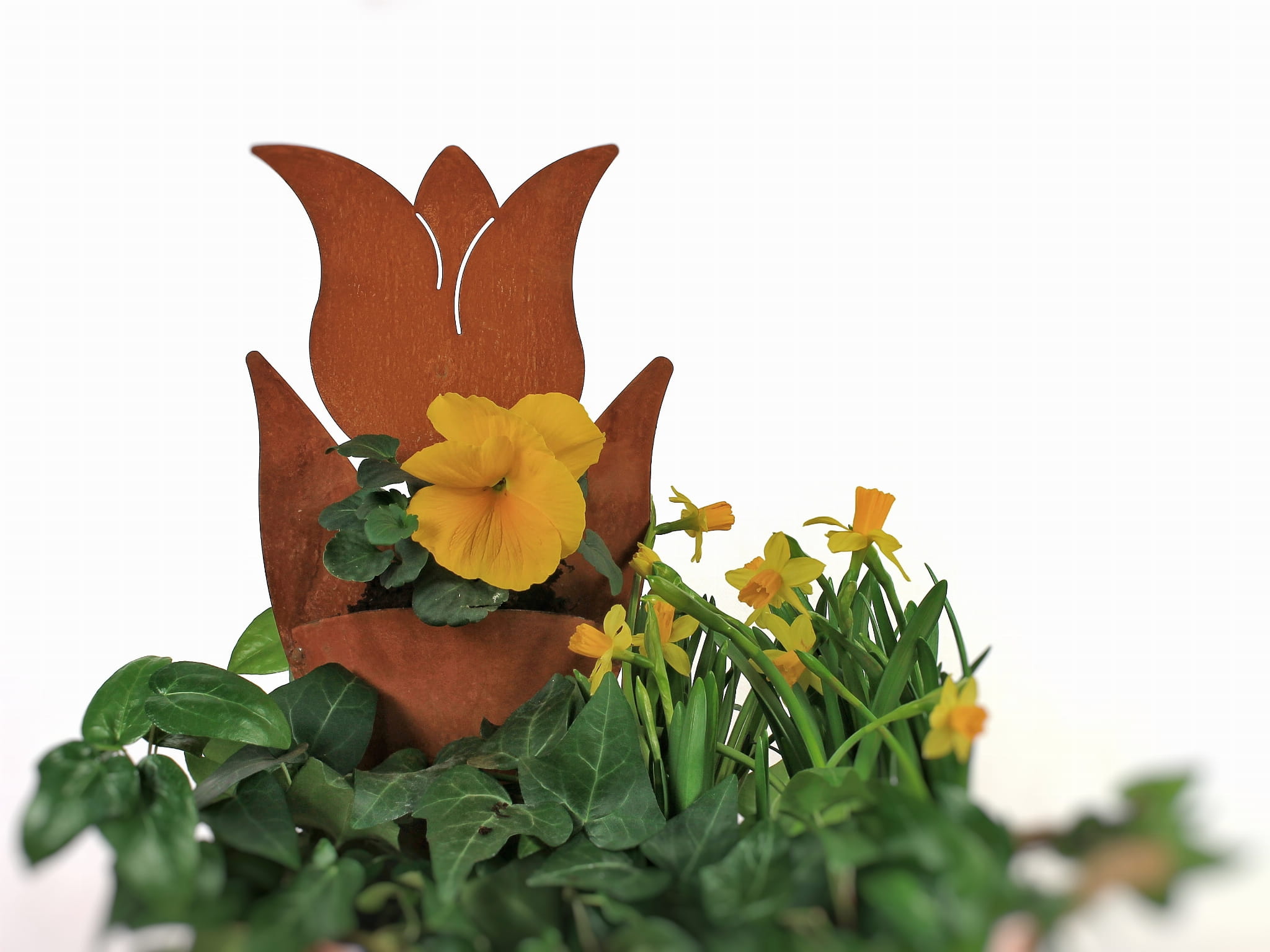 Metalowa dekoracja w kształcie tulipana z efektem rdzy, idealna doniczka na kwiaty