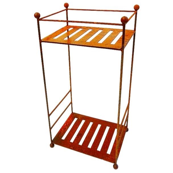 Metalowy stojak na drewno do ogrodu w kolorze naturalnej rdzy